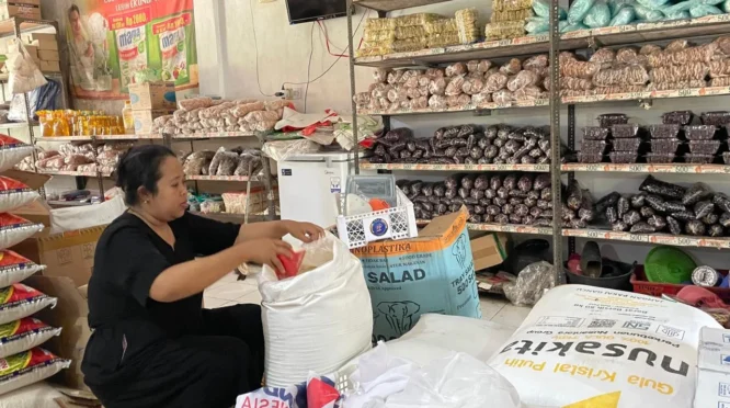 Sumiyati, pedagang manisan buah asal Desa Pesucen, Kecamatan Kalipuro, Banyuwangi