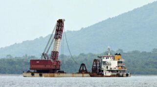 PENGANGKATAN - Tongkang bercakar yang akan mengangkat bangkai KMP Tunu Pratama Jaya. Seorang jenazah ditemukan saat proses pengangkatan bangkai.