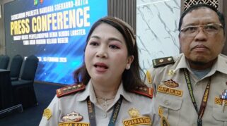 Petugas karantina memeriksa hewan di Bandara Soekarno-Hatta