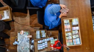 Warga mengikuti layanan penukaran uang 2026 di GOR Saparua Bandung