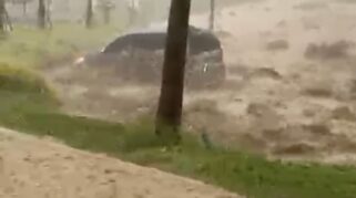 Kondisi mobil terseret banjir di Sentul dan genangan di Bekasi