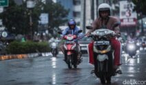 Ilustrasi hujan lebat di wilayah perkotaan Indonesia saat peringatan BMKG