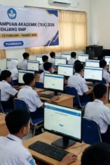 Siswa SMP mengikuti simulasi TKA 2026 berbasis komputer di laboratorium sekolah