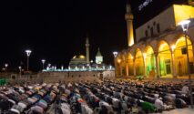 Jamaah melaksanakan sholat tarawih di bulan Ramadhan