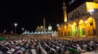 Jamaah melaksanakan sholat tarawih di bulan Ramadhan