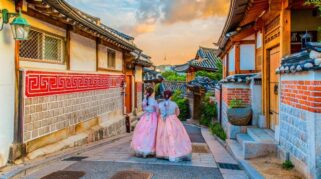 Suasana kawasan wisata Seoul dengan latar istana dan turis asing