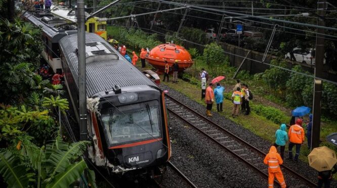 Evakuasi truk tertemper KA Bandara Soetta di perlintasan Poris Batuceper