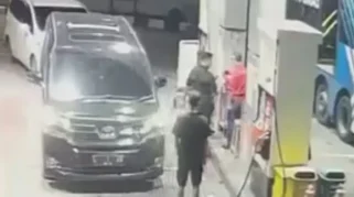 Pria pukul petugas SPBU di Cipinang terekam CCTV