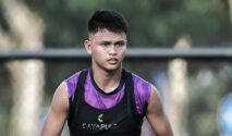 Hokky Caraka mengenakan jersey kiper saat Persita melawan Persib di GBLA