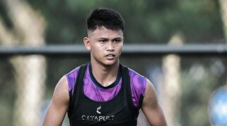 Hokky Caraka mengenakan jersey kiper saat Persita melawan Persib di GBLA