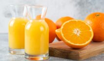 segelas jus jeruk segar kaya vitamin C