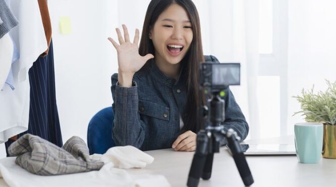 Ilustrasi kreator membuat hook konten video di media sosial