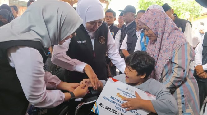 Gubernur Khofifah menyerahkan bantuan sosial di Banyuwangi