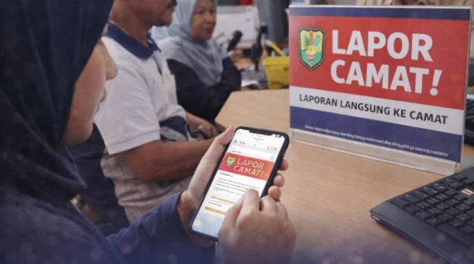 Ilustrasi Warga Banyuwangi mengakses layanan pengaduan Lapor Camat