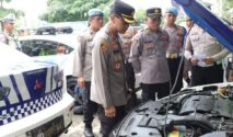 Kapolresta Banyuwangi Kombespol Dr Rofiq Ripto Himawan memeriksa kendaraan dinas roda dua dan roda empat