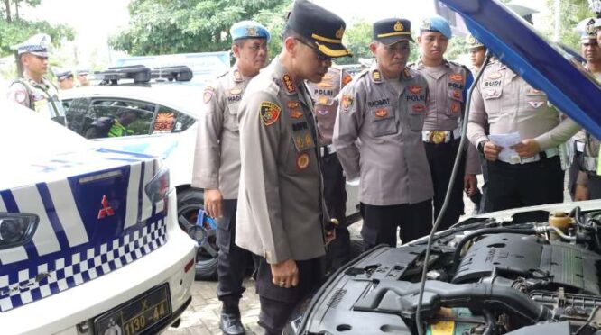 Kapolresta Banyuwangi Kombespol Dr Rofiq Ripto Himawan memeriksa kendaraan dinas roda dua dan roda empat