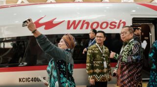 Kereta cepat Whoosh melaju di jalur Jakarta Bandung