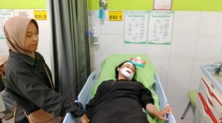 Pemotor tertimpa pohon tumbang Desa Genteng Wetan, Kecamatan Genteng, Banyuwangi