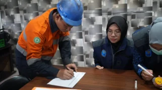 Petugas KAI menjalani tes narkoba di Stasiun Ketapang Banyuwangi