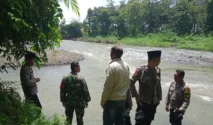 Tim SAR melakukan pencarian korban hanyut di sungai