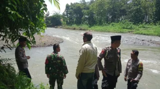 Tim SAR melakukan pencarian korban hanyut di sungai