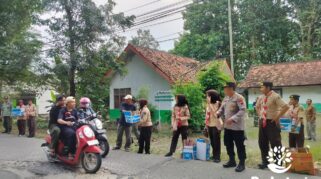 Perhutani KPH Telawa dan Saka Wanabakti berbagi takjil