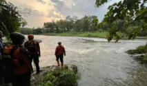 Tim SAR melakukan pencarian korban hanyut di sungai