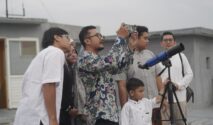 Siswa Smamita mengamati parade enam planet di rooftop
