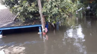 Banjir Setinggi 5,5 Meter Melanda Perumahan Periuk Tangerang Akibat Tanggul Kali Sabi Jebol