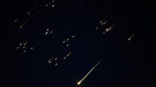 rudal Iran terlihat melesat di langit menuju Israel