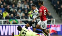 Senne Lammens dalam laga Newcastle vs Manchester United