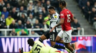 Senne Lammens dalam laga Newcastle vs Manchester United