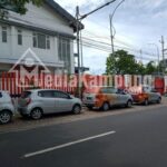 Di Rogojampi, Bahu Jalan Digunakan Parkir kendaraan Perusahaan, Ormas FRB: Itu Pelanggaran, Instansi Harus Menindak Tegas