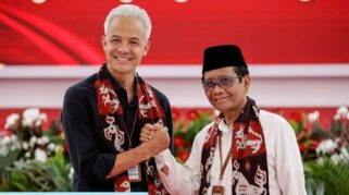 Ganjar Pranowo dan Mahfud Md Mendaftar ke KPU Dalam Pawai dengan Simbolis Baju Hitam dan Putih