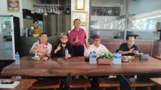 Tim Relawan Pemuji bersama para pengusaha Banyuwangi resmi menyatakan dukungan kepada paslon Ipuk-Mujiono dalam Pilkada 2024.