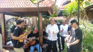 H. Mujiono dan relawan TTS bersama musisi jalanan.