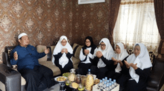 Ustadz Andi Hidayat berdoa bersama Ipuk Fiestiandani dan pendukungnya