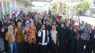 Ipuk Fiestiandani menyapa warga Banyuwangi saat blusukan