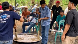 Ali Ruchi (Ali-Ali) Ngaduk Jenang Hajatan bersama warga di Tegaldlimo Banyuwangi