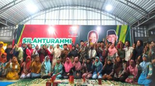 Gus Hans, calon wakil gubernur Jawa Timur, berfoto bersama dengan sejumlah orang di dalam sebuah ruangan, dengan latar belakang spanduk bertuliskan "Silaturahmi dan Doa Bersama".