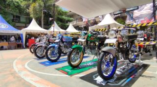 Detail modifikasi motor sport dengan gaya racing yang menarik perhatian.