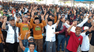 Foto menunjukkan Ali Makki dan Ali Ruchi sedang memberikan sambutan di atas panggung, disambut antusias oleh ribuan simpatisan yang hadir.