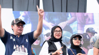 Ipuk Fiestiandani bersama ribuan massa mengikuti senam massal di lapangan Kertosari, Banyuwangi.