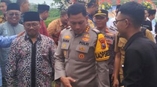 Kapolresta Banyuwangi Kombes Pol Rama Samtama Putra bersama Plt Bupati Sugirah saat mengunjungi rumah korban.