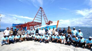 Penyerahan kapal ikan untuk nelayan.