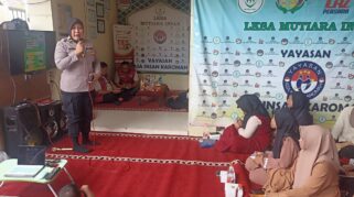 Polisi edukasi remaja tentang bahaya narkoba.