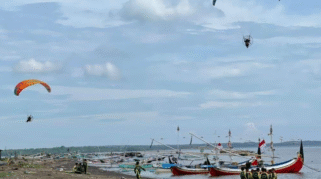 Atraksi Udara di Pantai Bimorejo
