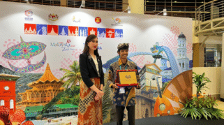 Moh. Edy Saputro menerima penghargaan The 5th ASEAN Homestay Award untuk Desa Wisata Adat Osing Kemiren