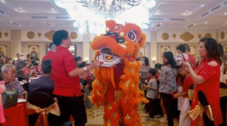 Tamu-tamu menikmati hiburan barongsai dalam acara Ciak Tok Dinner Imlek di Aston Banyuwangi.