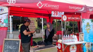 Pengunjung menikmati Banyuwangi Scooter Festival